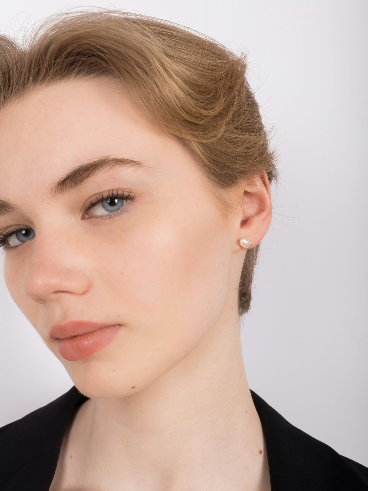 Pearl studs photo 2