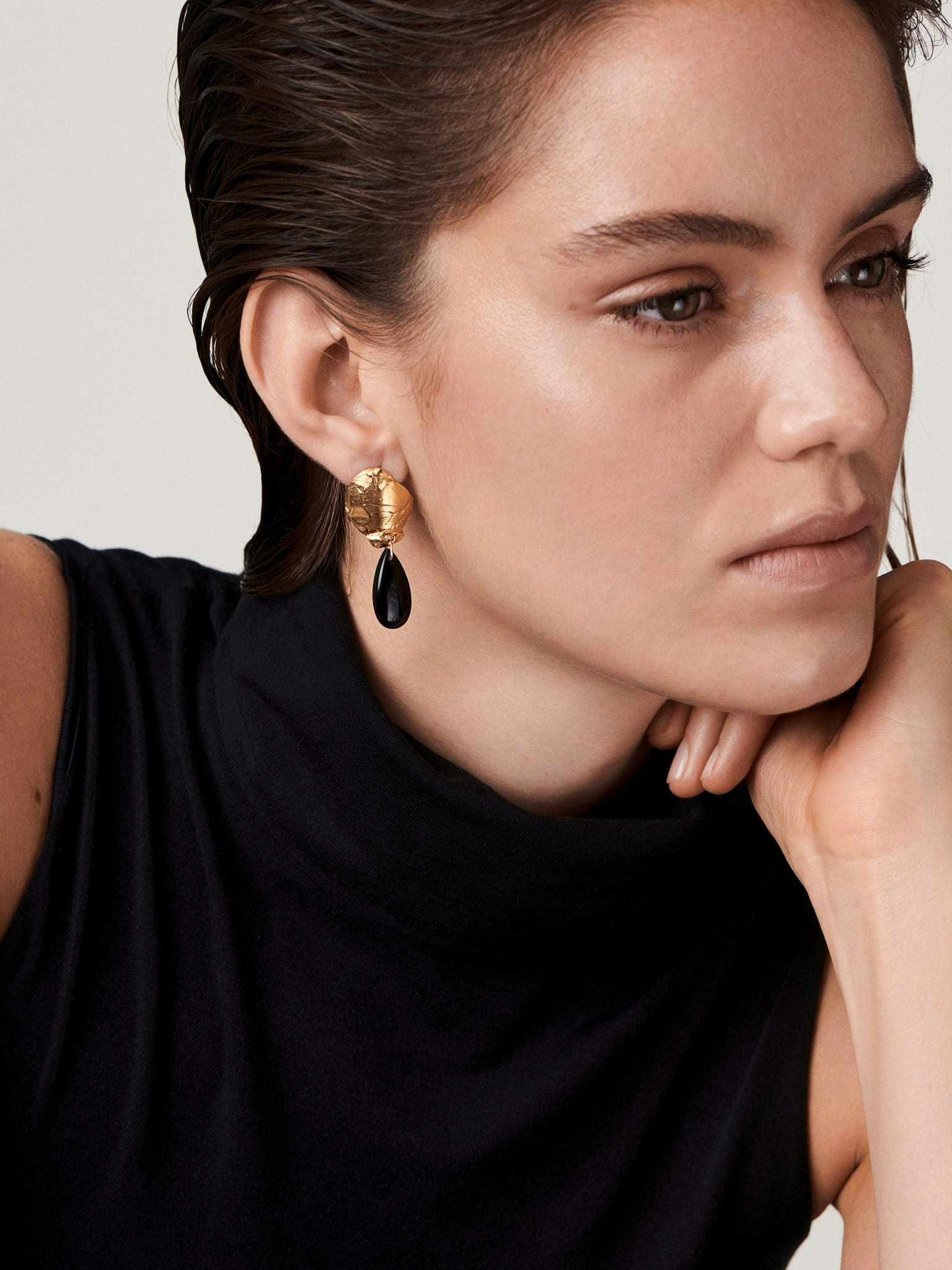 Shadow of a woman earrings photo 2