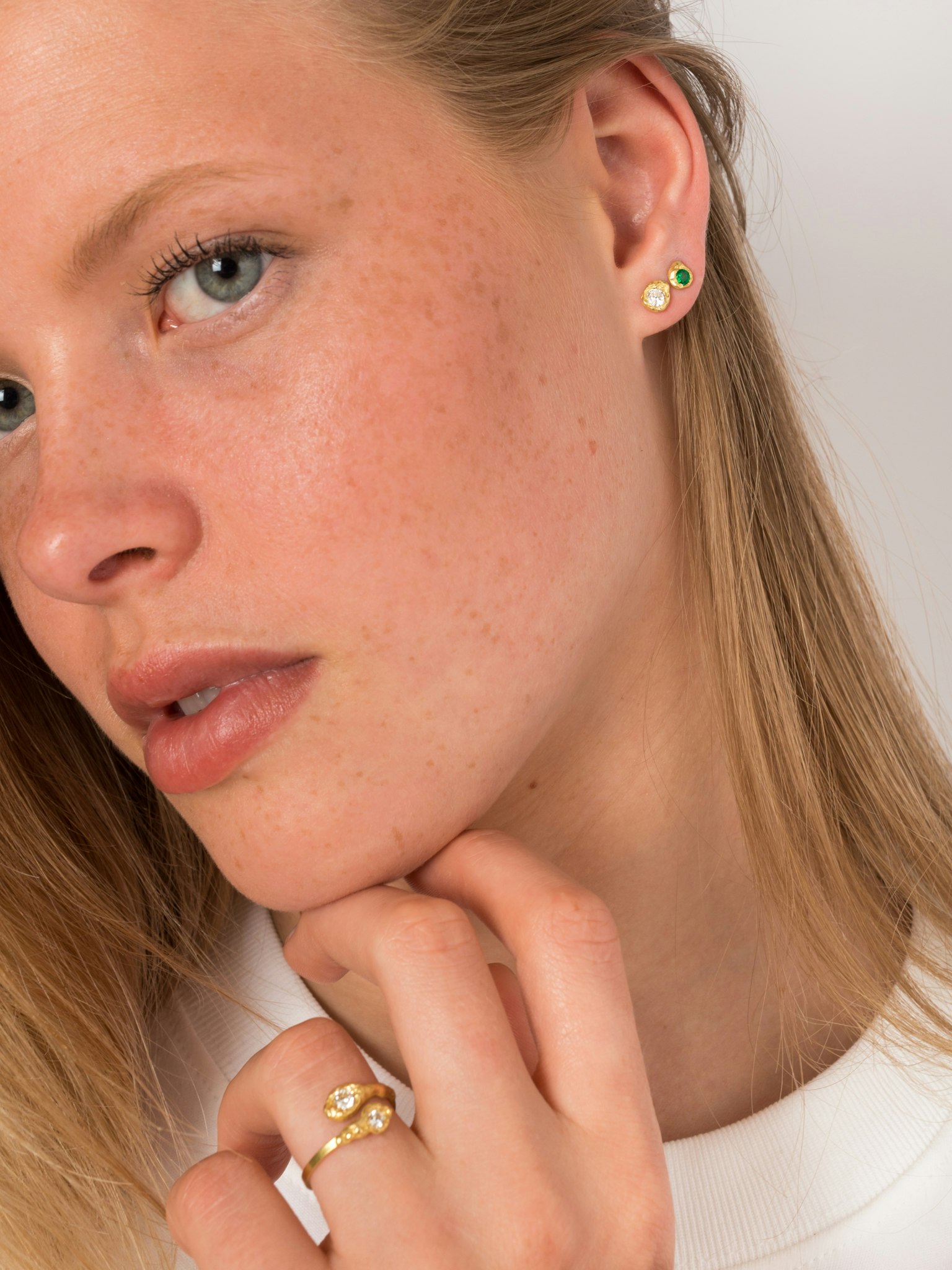 Evie 0.10ct emerald stud photo 4
