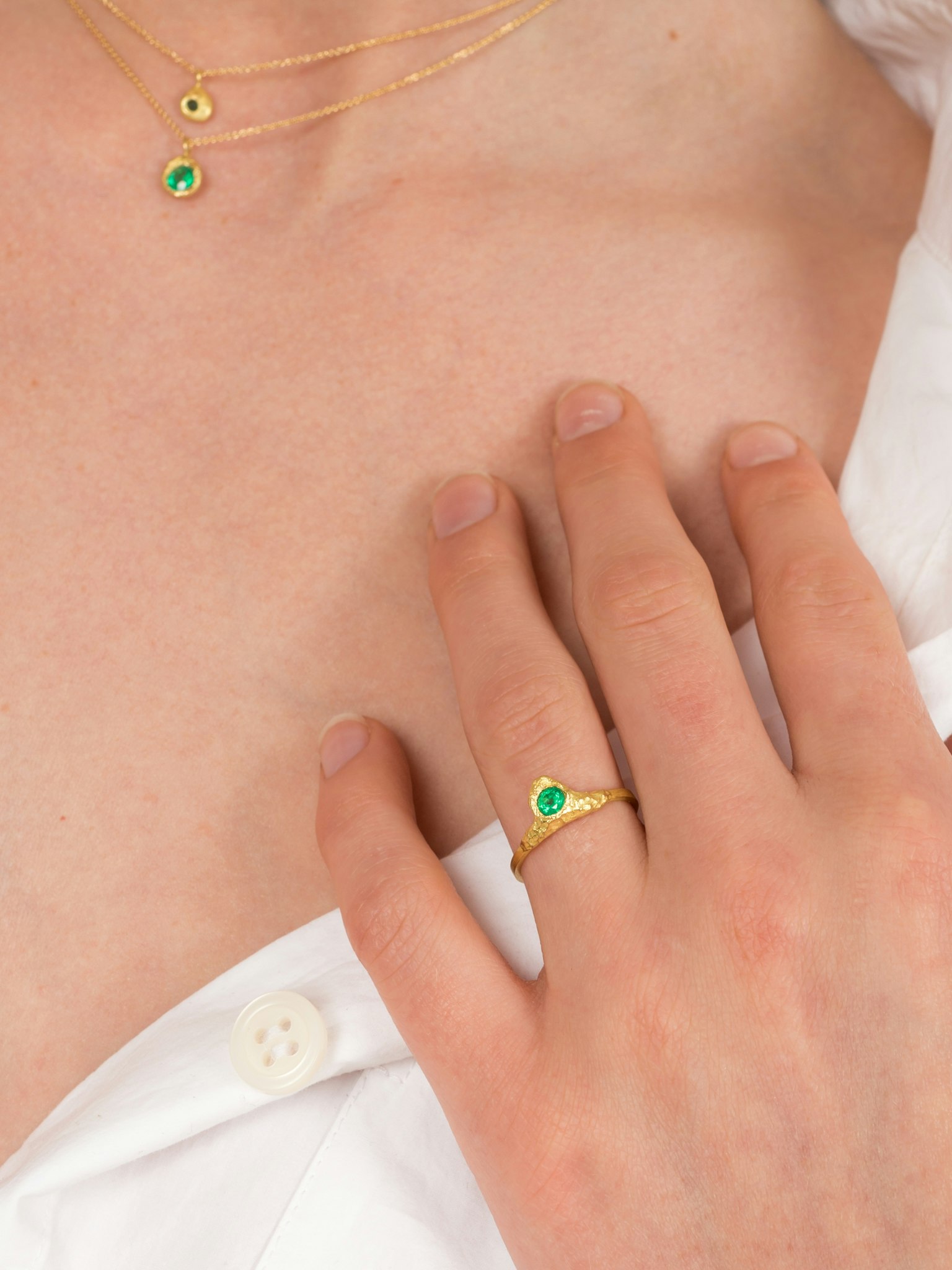 Evie 0.20ct emerald ring photo 2