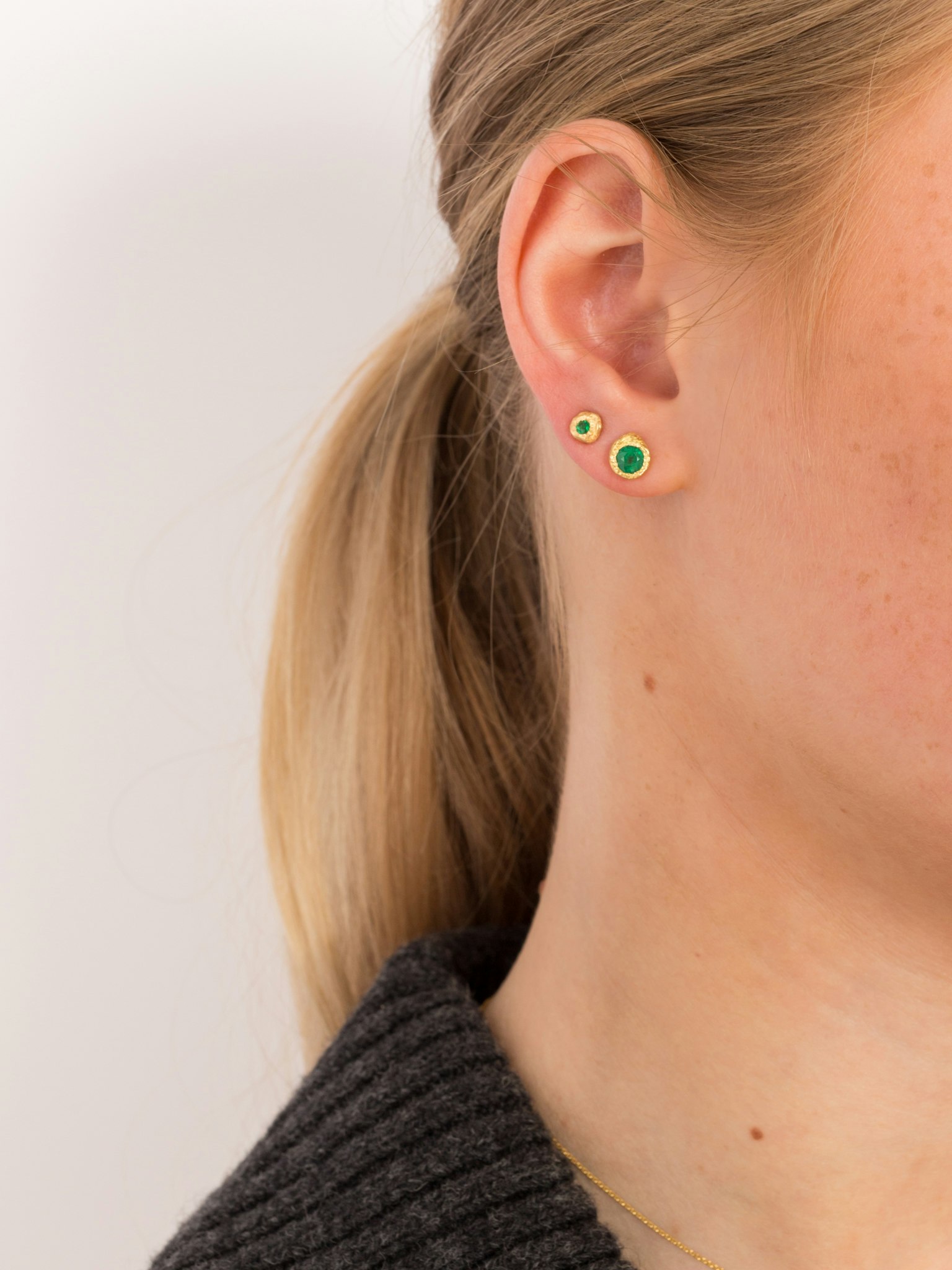 Evie 0.05ct emerald stud photo 2