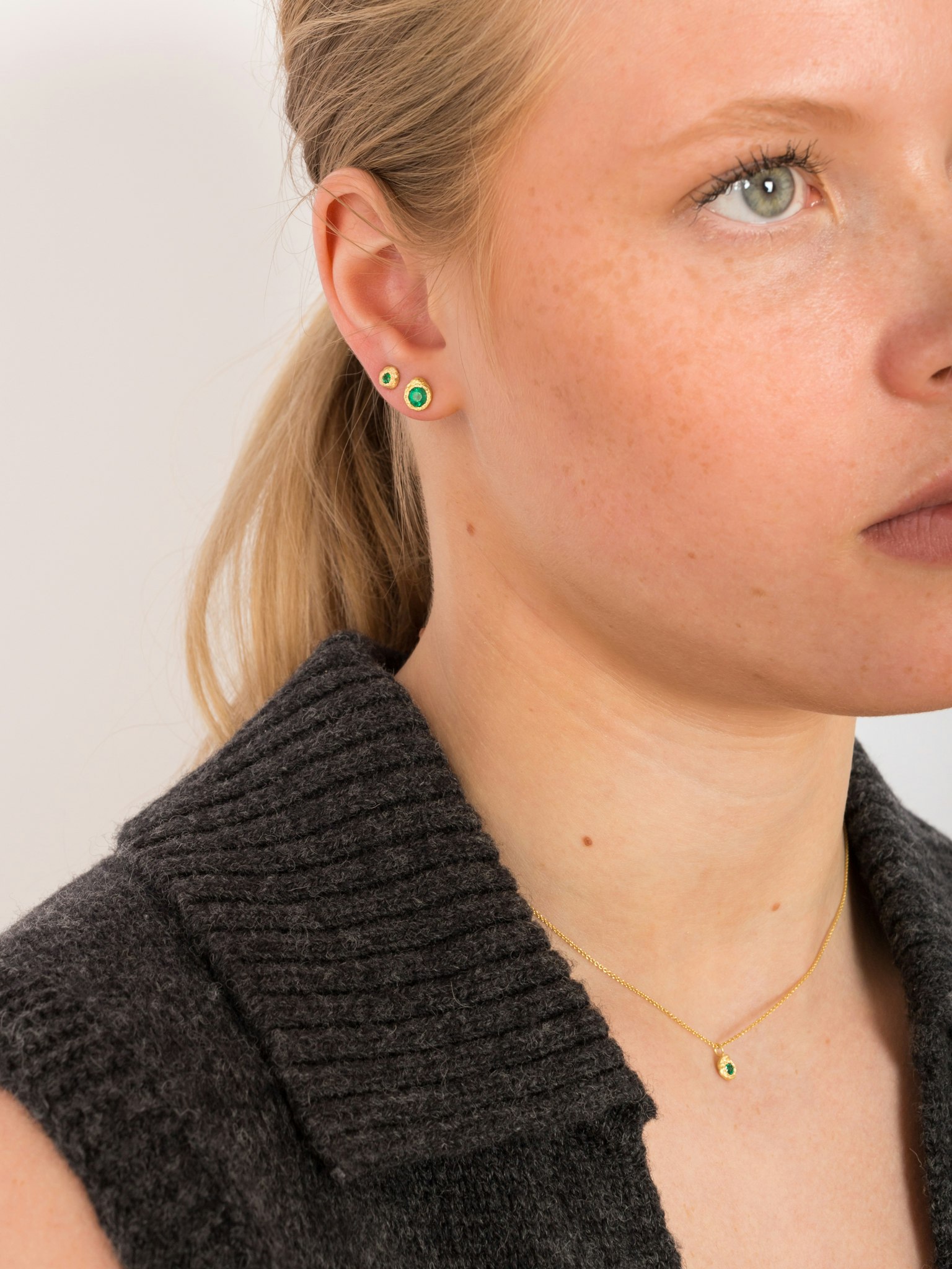 Evie 0.05ct emerald stud photo 4