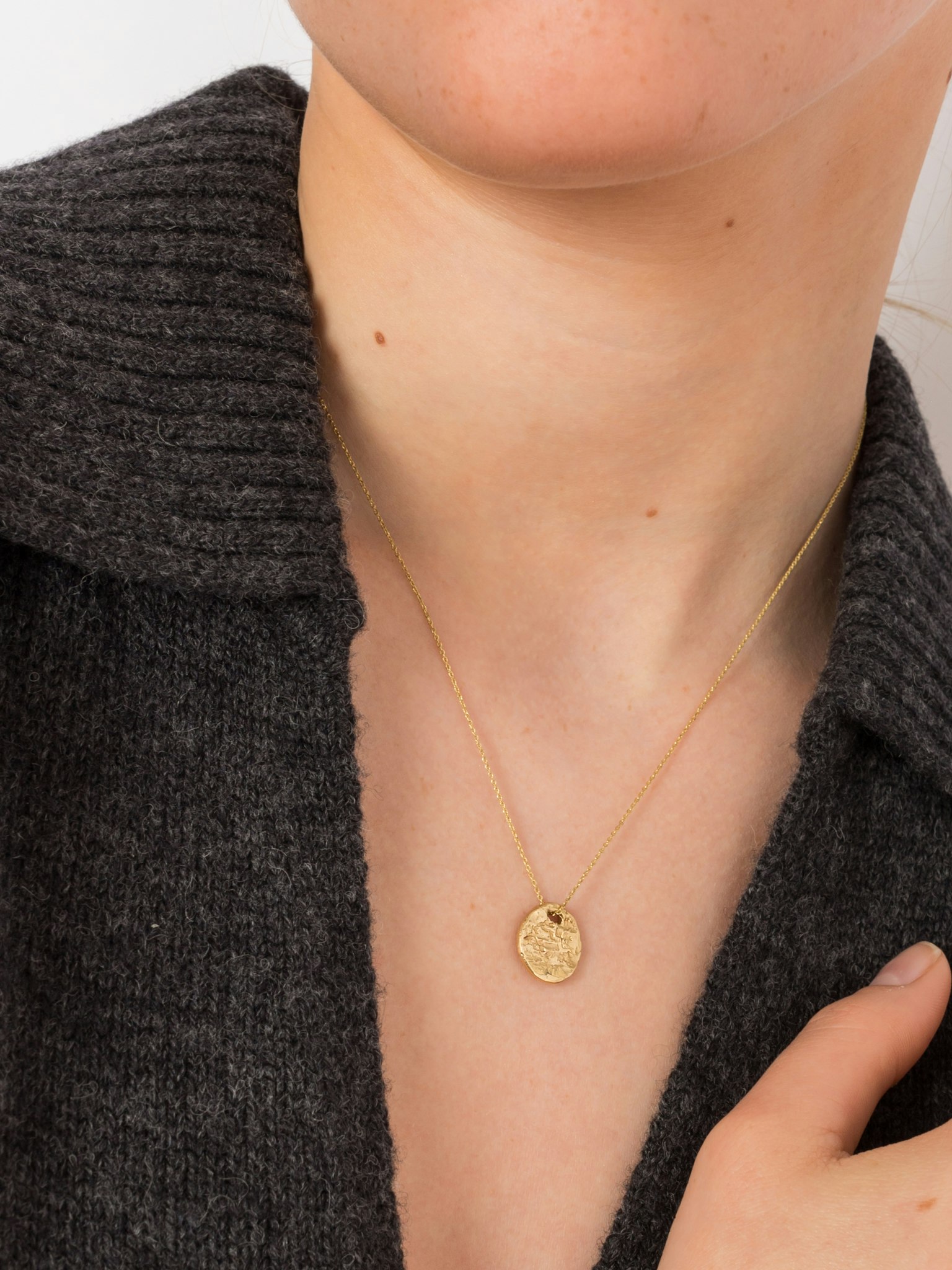 Gold pendant necklace III photo 2