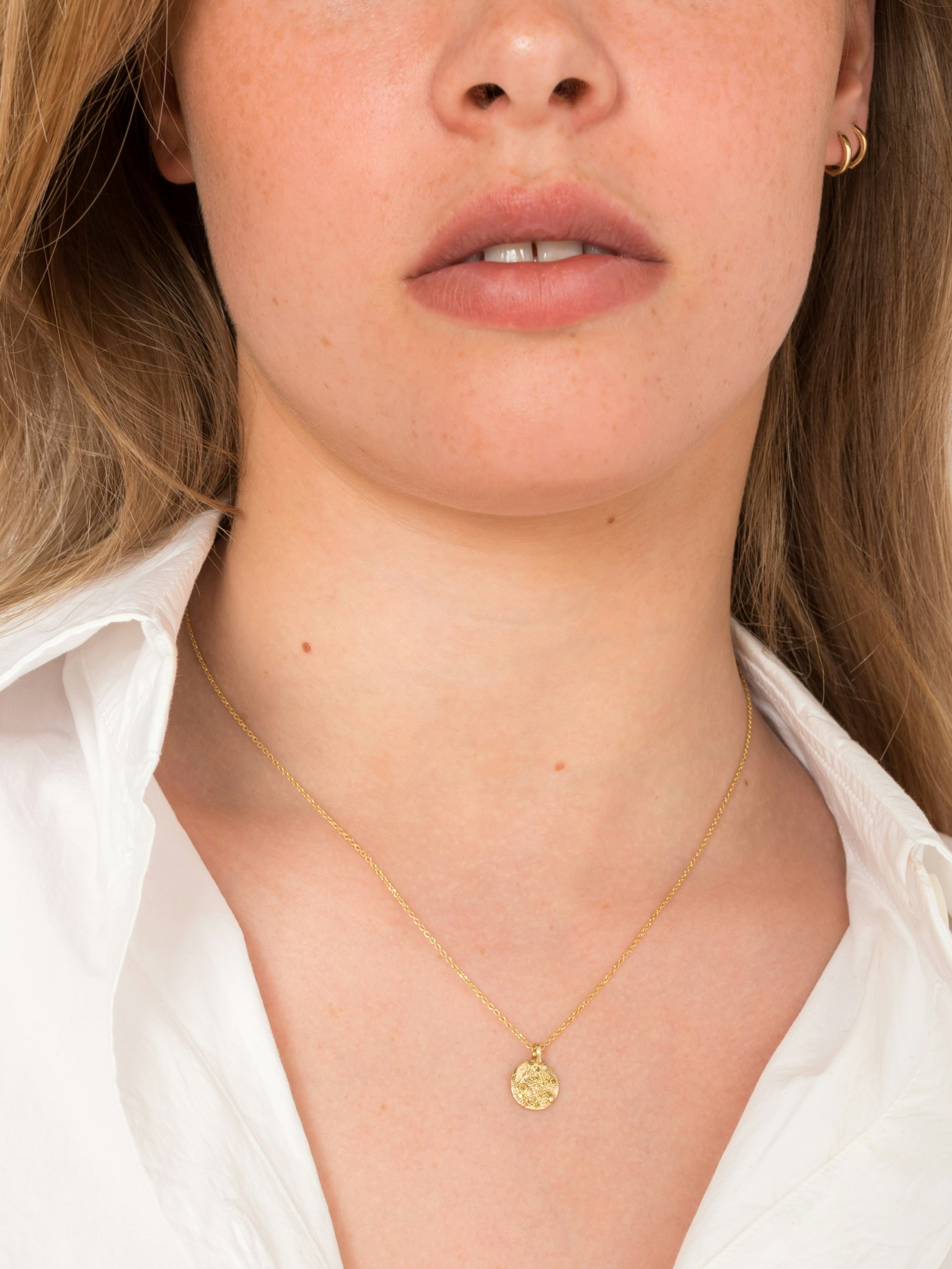 Gold medium mixed diamond texture circle pendant necklace LII photo 2