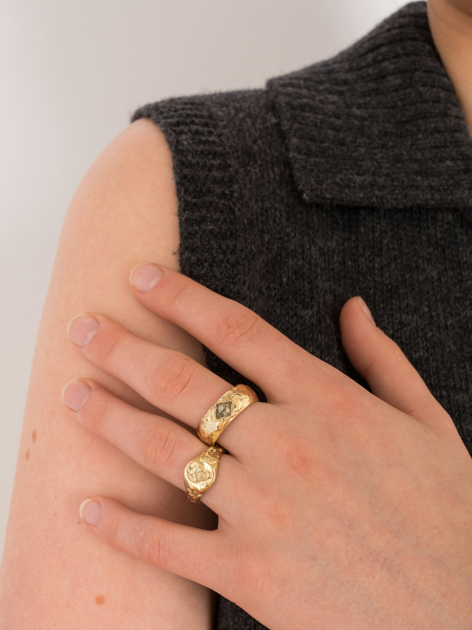 Single grey kite diamond scatter ring LI photo 2