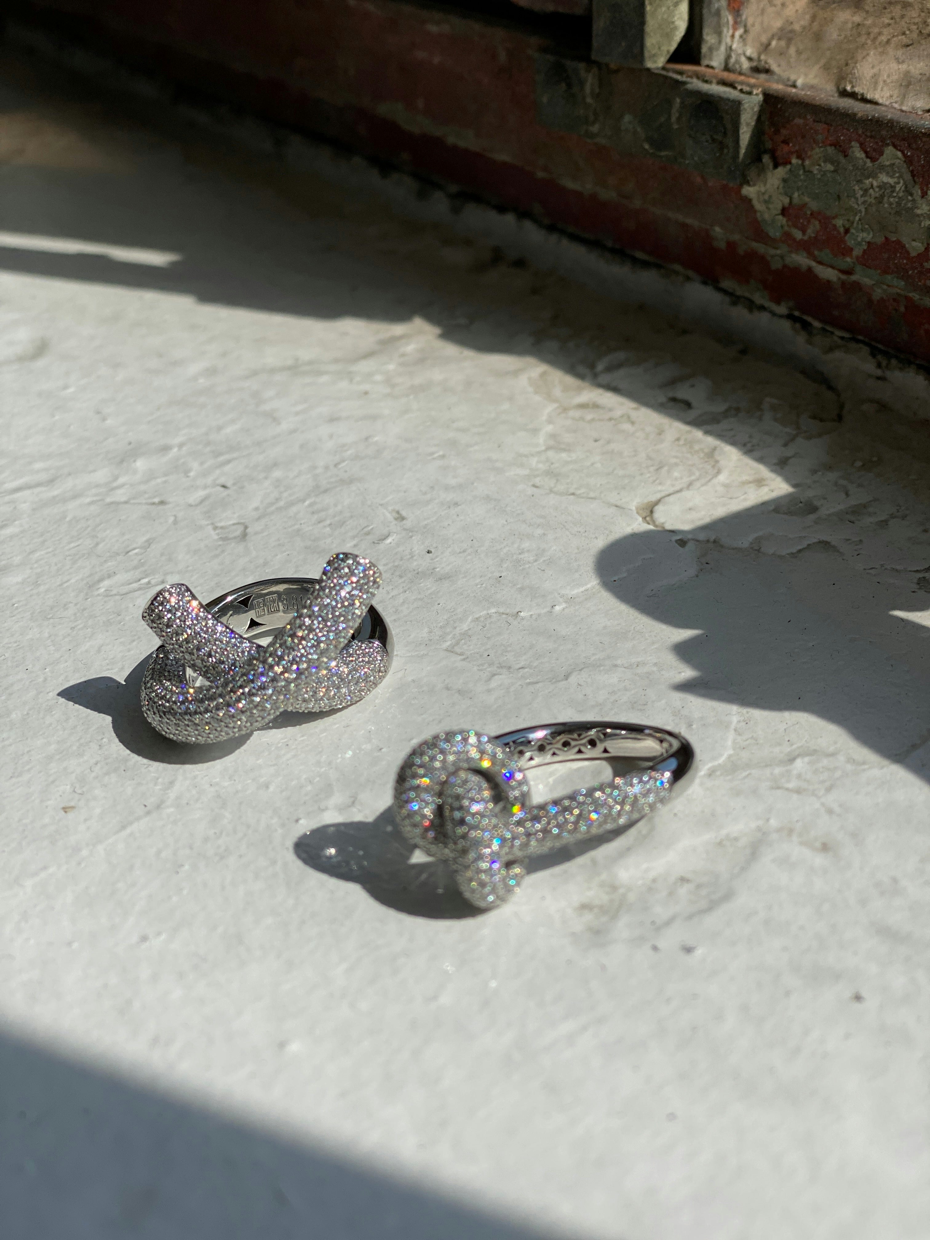 Absolutely loose knot pavé diamond ring photo 5