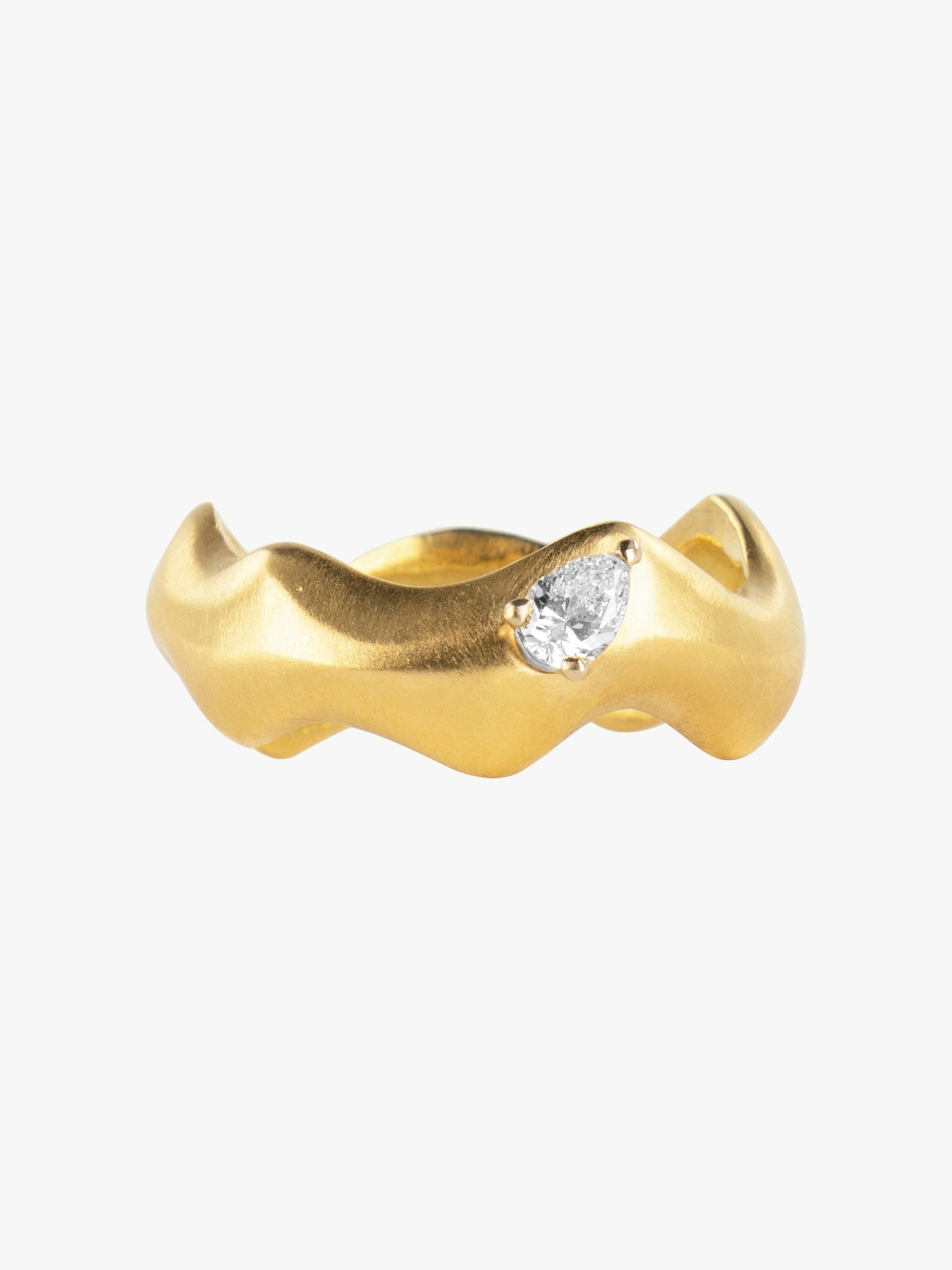 Curving gold ring with pear diamond photo 1