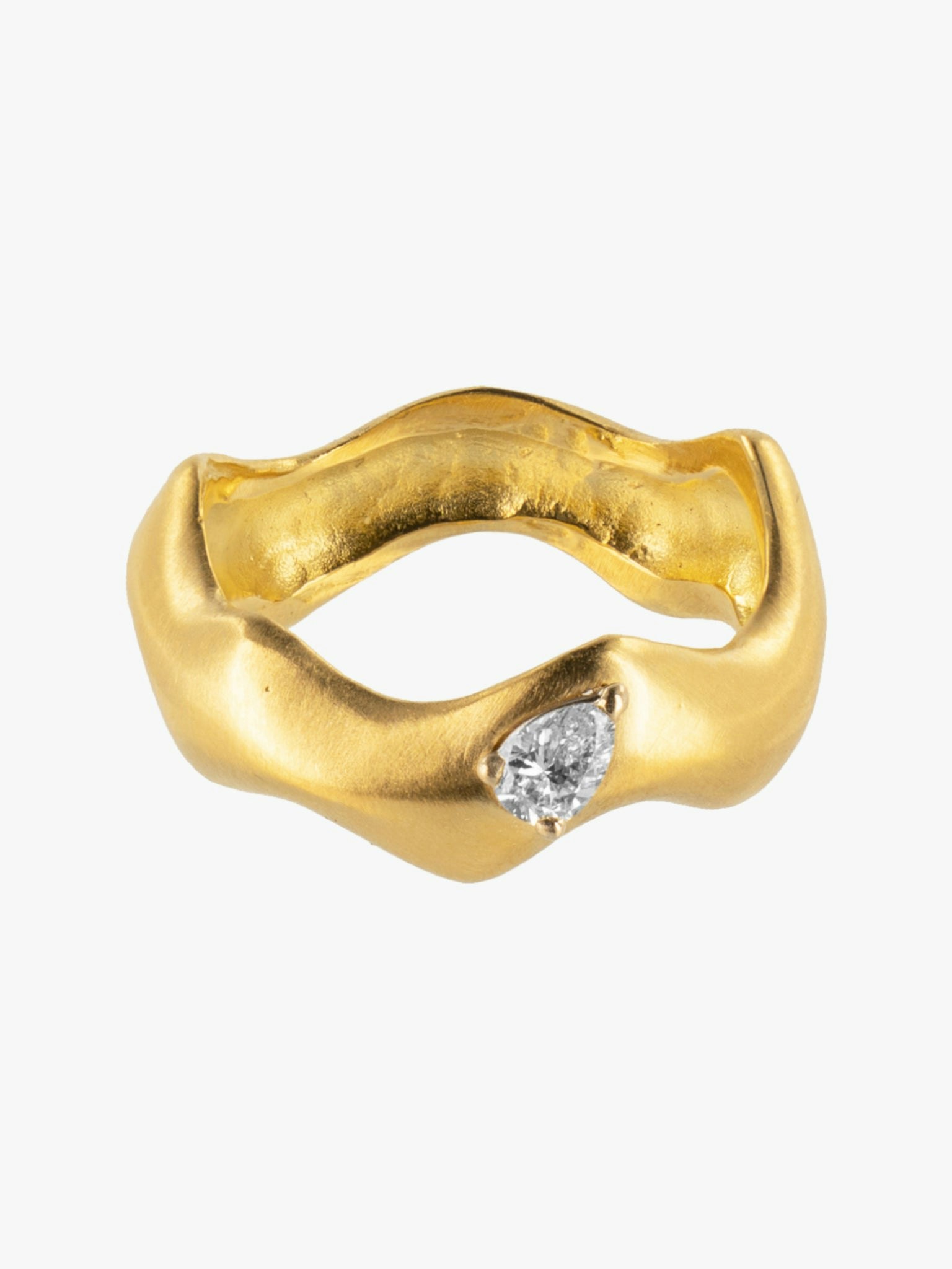 Curving gold ring with pear diamond photo 3
