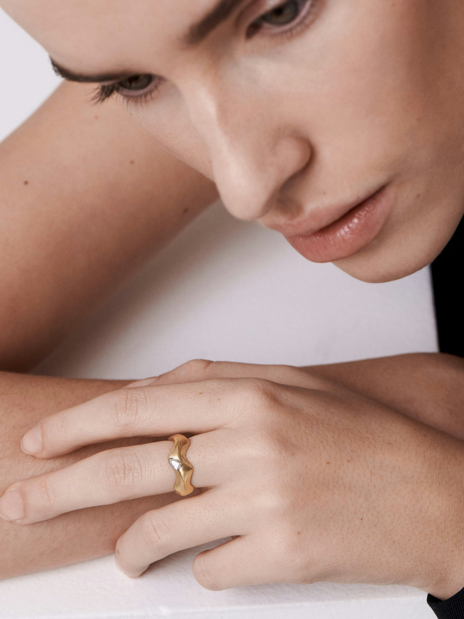 Curving gold ring with pear diamond photo 2
