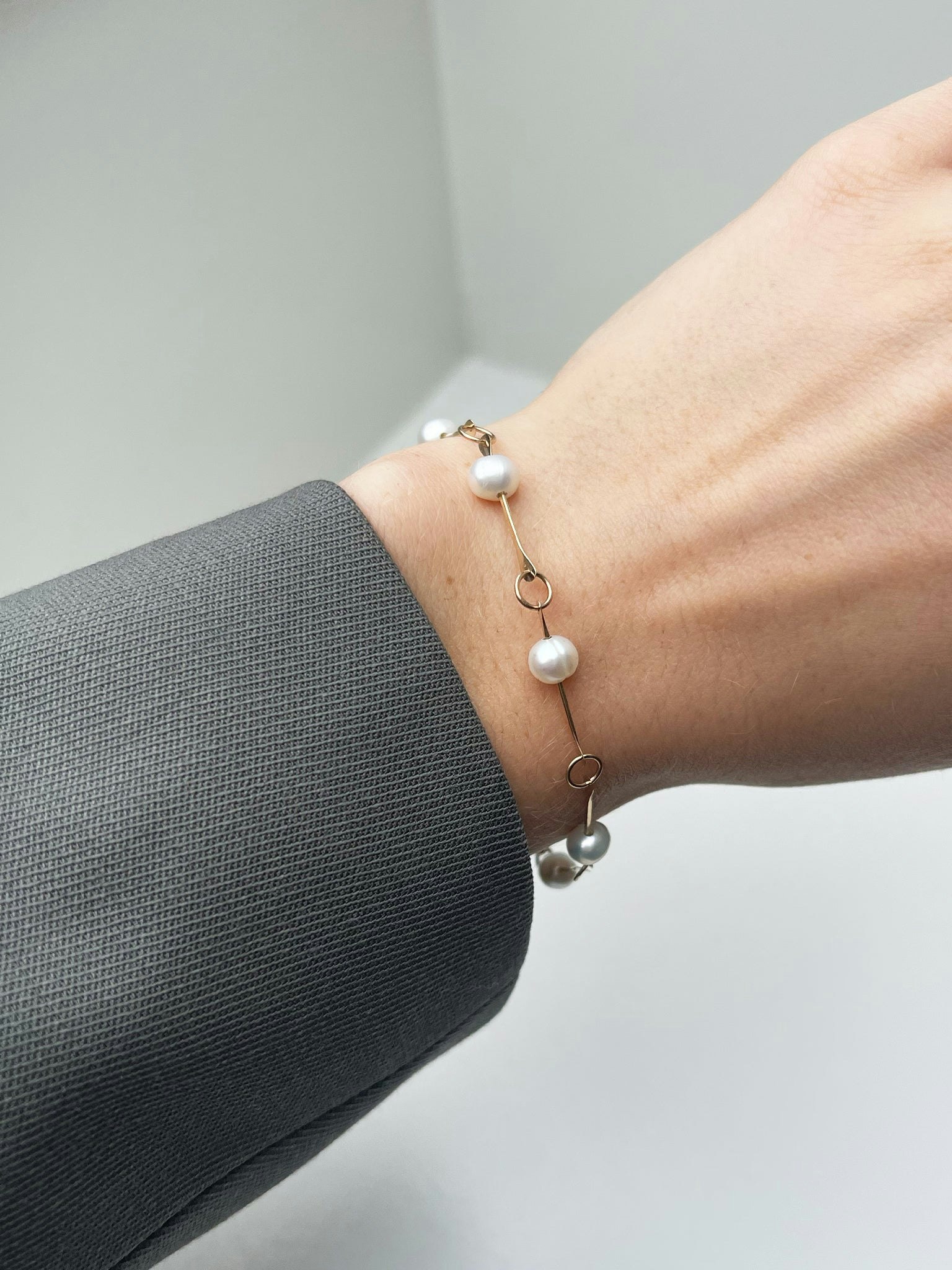 Bone chain bracelet with floating pearls photo 2