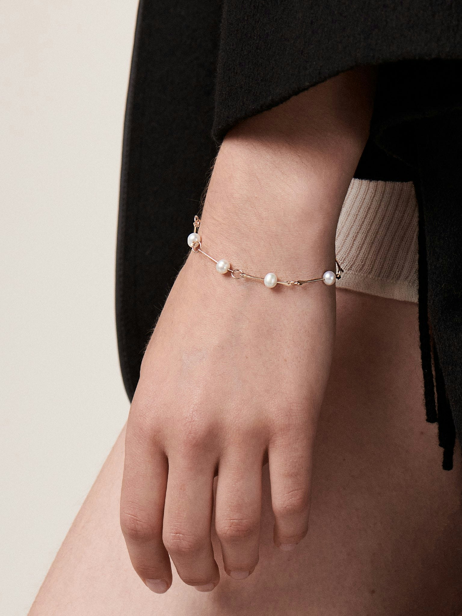 Bone chain bracelet with floating pearls photo 5