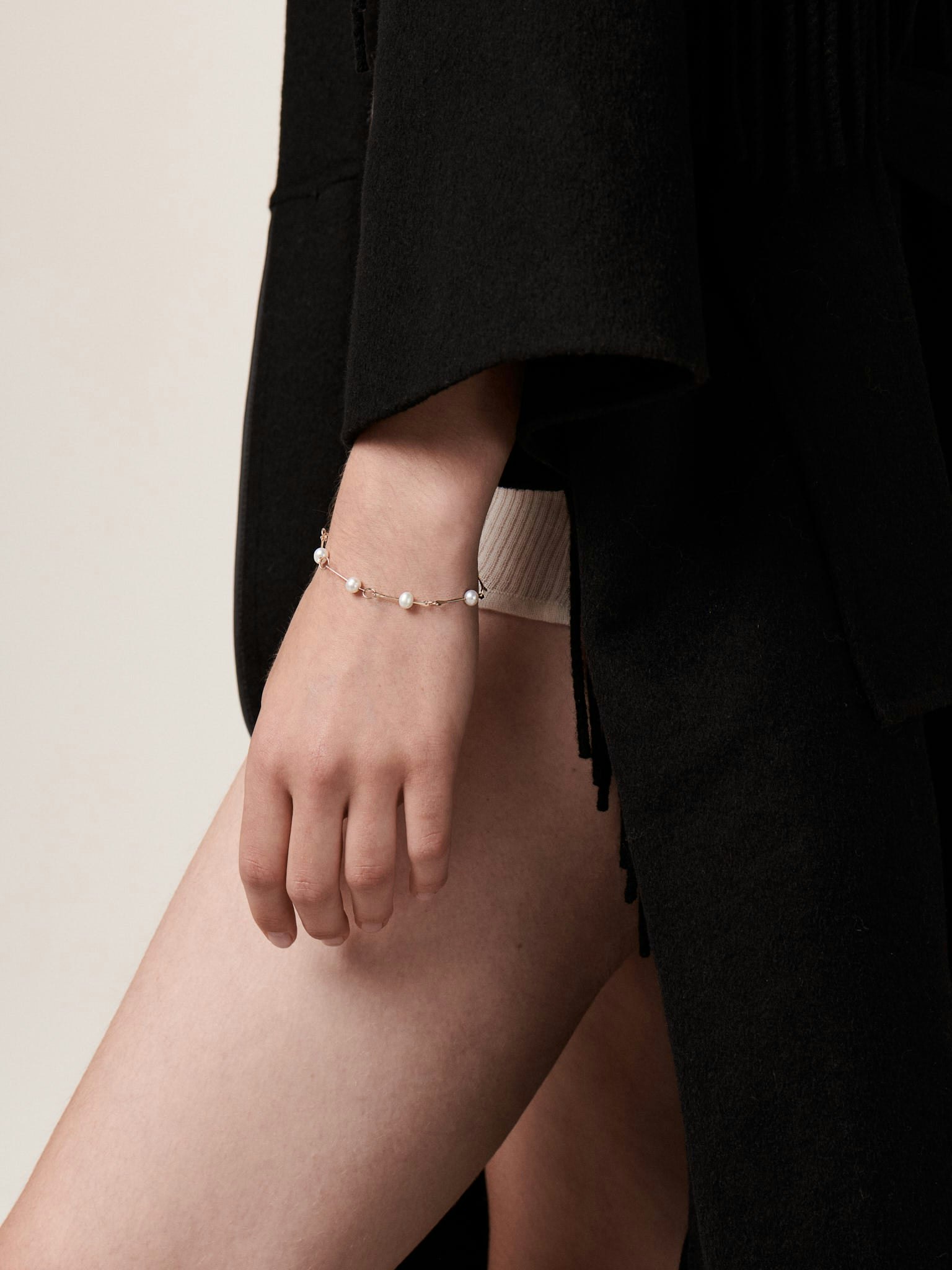 Bone chain bracelet with floating pearls photo 6