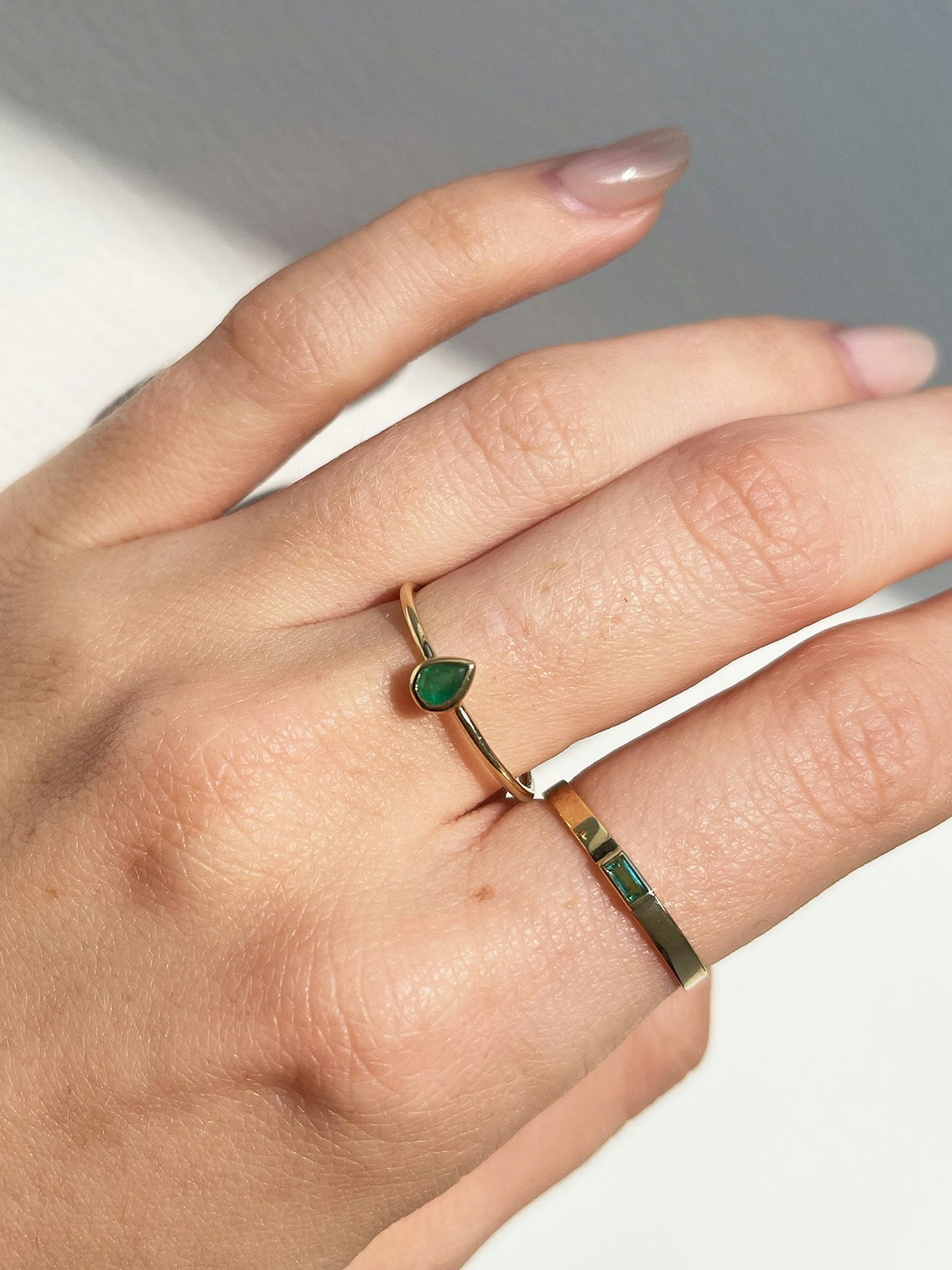 Bezel set baguette emerald ring photo 2