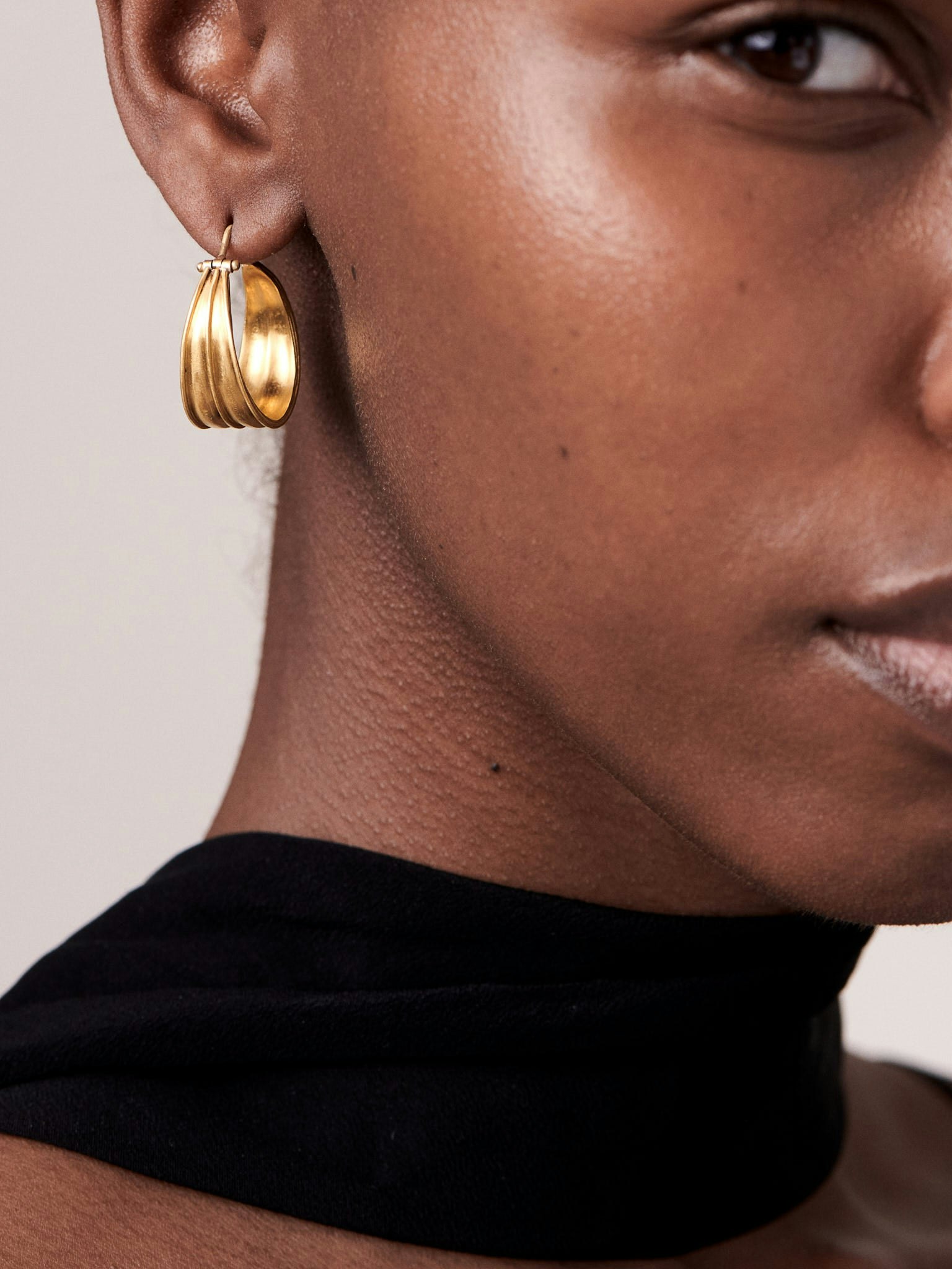Hinged laurel hoop earrings photo 2