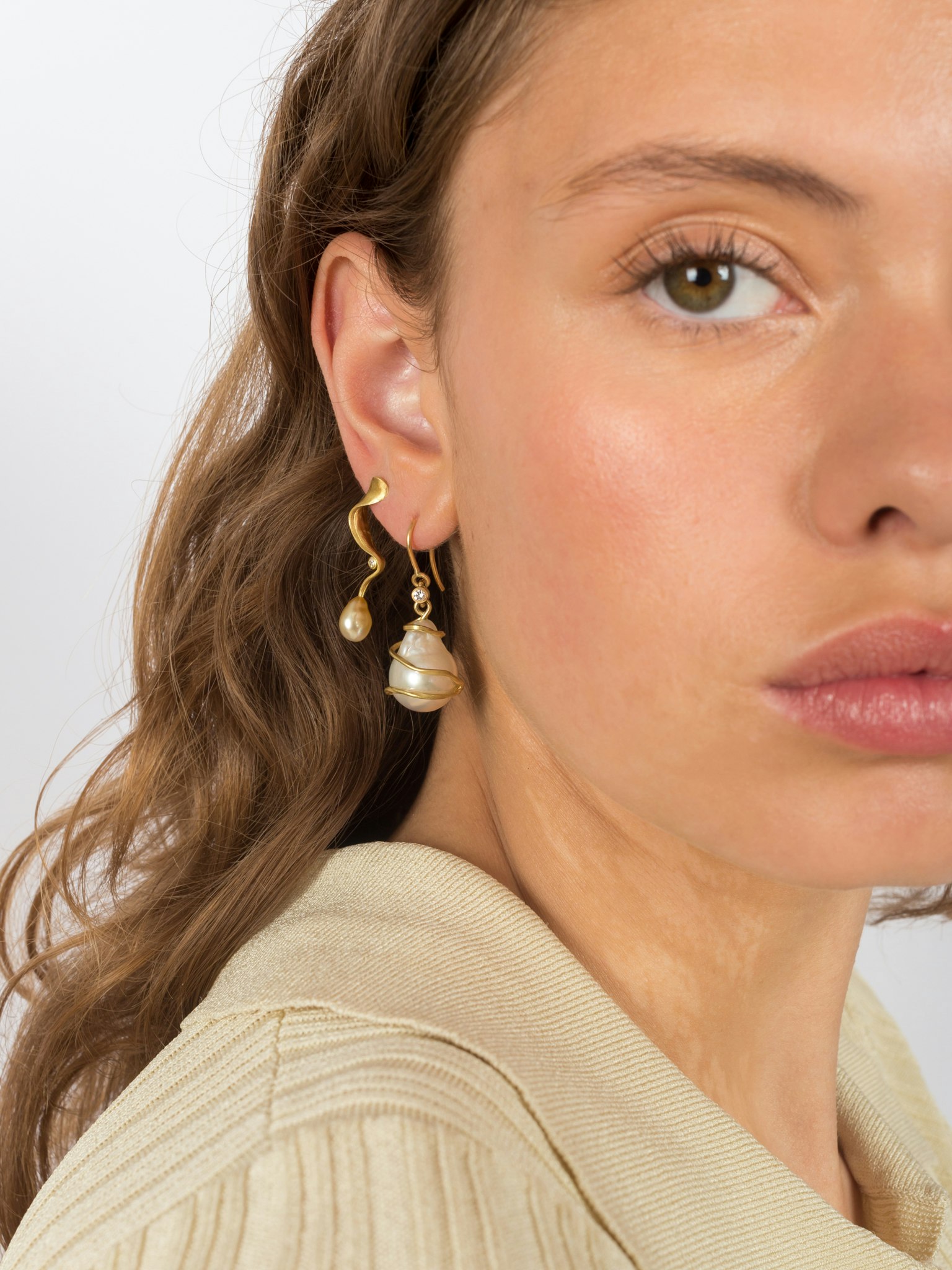 Dressed diamond pearl earring photo 4