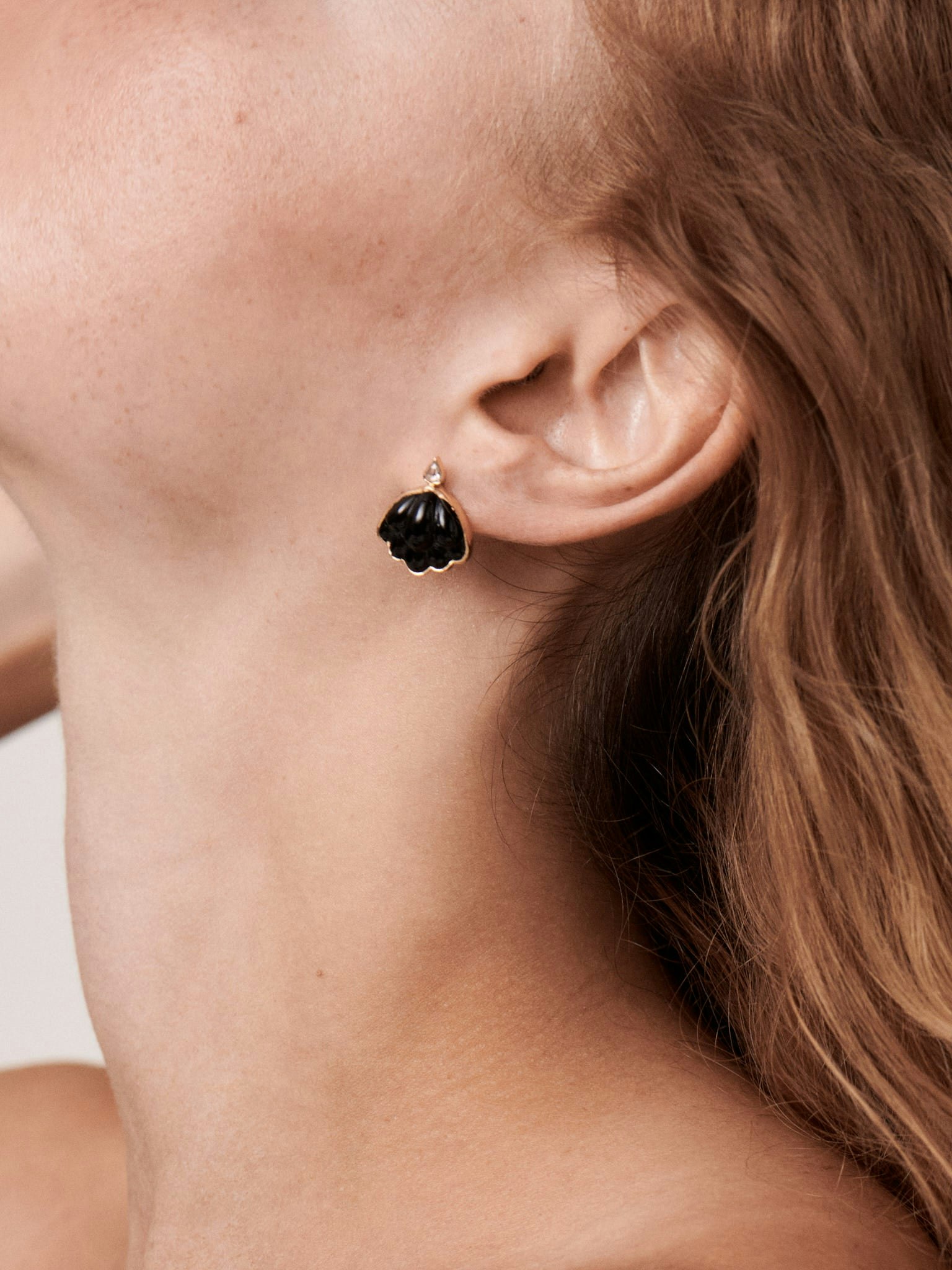Lotus onyx stud earrings photo 2