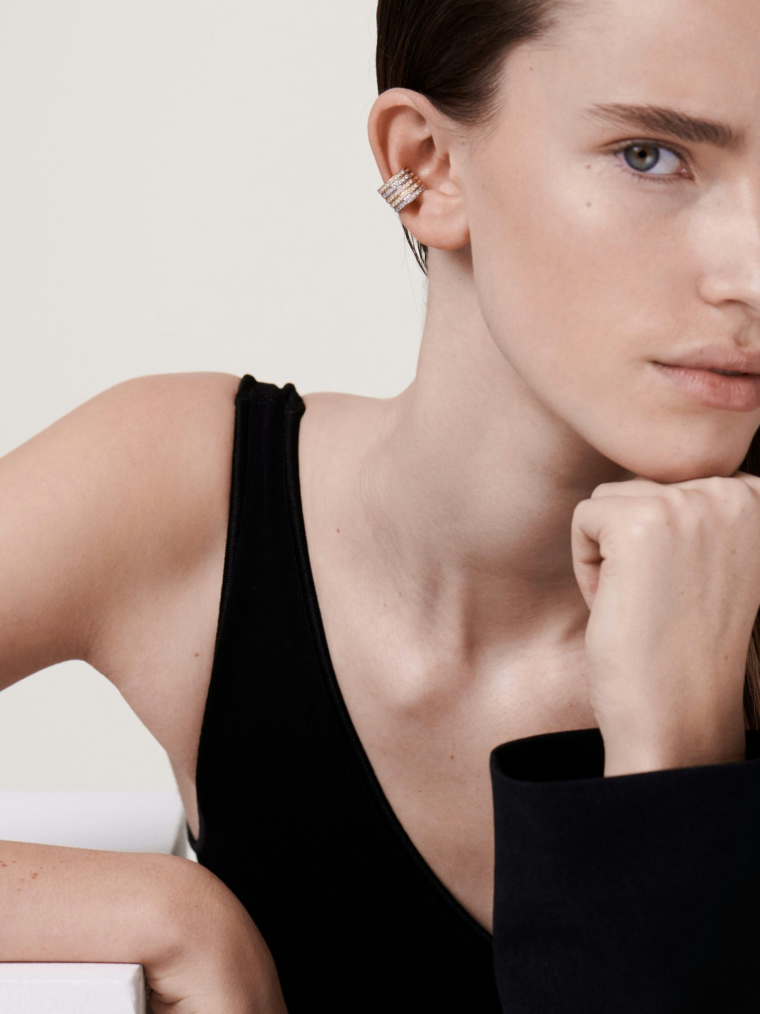 Five ring diamond and gold ear cuff photo 2