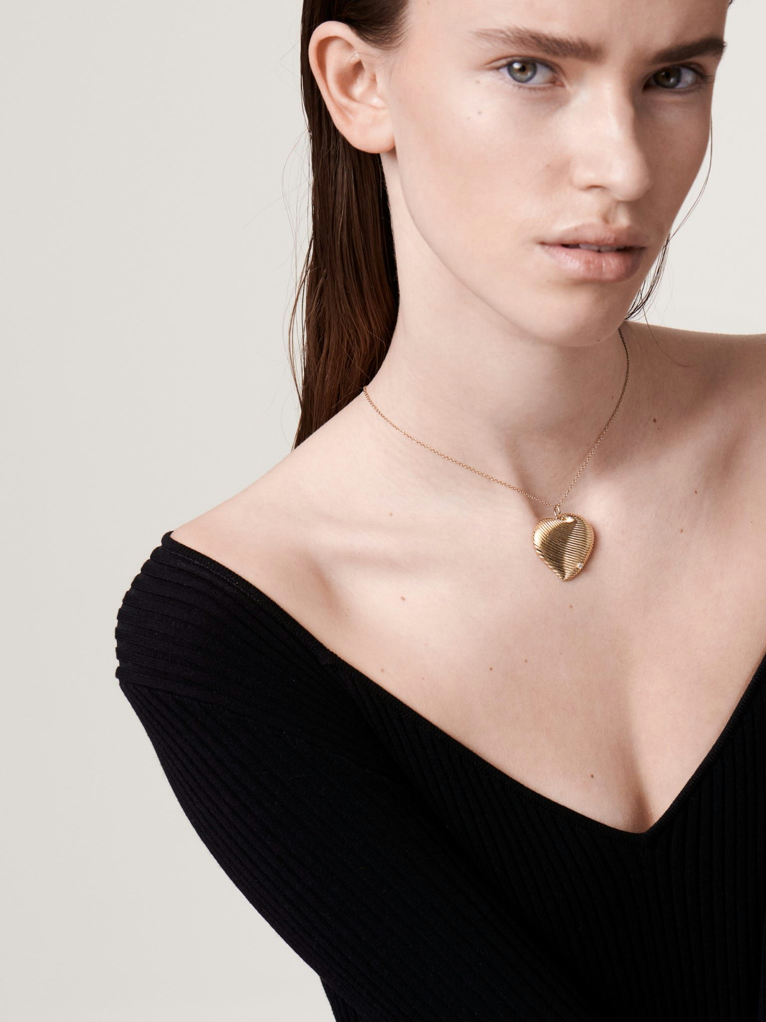 Diamond and gold heart pendant necklace photo 2